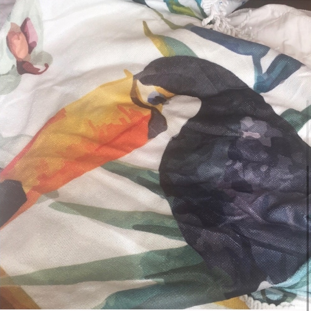 Tropical ๐ด Paradise Toucan Parrot ๐ฆ Round Beach ๐ Towel NWOT - Picture 4 of 7